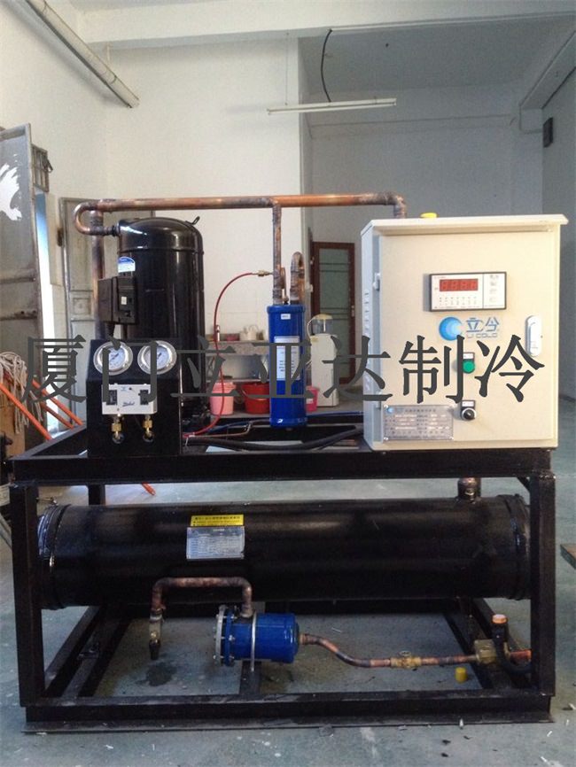 ���U����������C�M